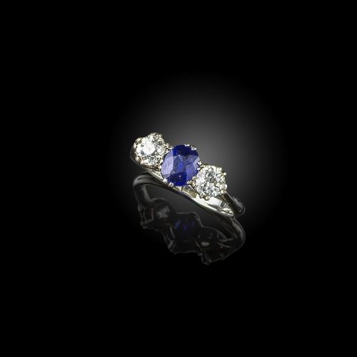 Null 蓝宝石和钻石三石戒指，椭圆形的蓝宝石镶嵌在白金的老式圆形切割钻石中，尺寸为N 1/2