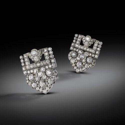 Null 卡地亚，一对装饰艺术风格的钻石胸针，大约在1930年，每个都是几何设计，以叶状如意图案为终点，镶嵌圆形切割和枕形钻石，安装在铂金中，每个长3.7厘米，&hellip;