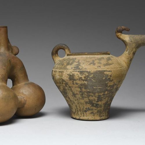 Null Una vasija Colima de cerámica mexicana de tres esferas y un perro con pico,&hellip;