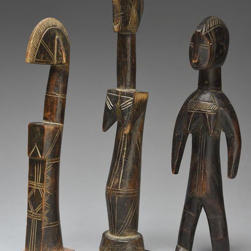 Null 两个莫西娃娃 布基纳法索女性，有雕刻的线性装饰，高28厘米和34厘米，有底座，还有一个莫西站立女性形象，有线性装饰，高30厘米。(5)