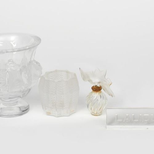 Null Fleurons' No.3314 一个由Rene Lalique设计的Lalique透明玻璃碗，一个'Lalique'玻璃展示牌，一个Lalique&hellip;