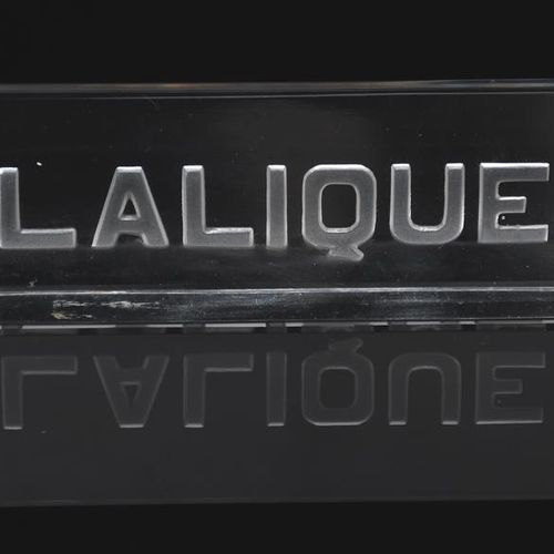 Null Fleurons' No.3314 一个由Rene Lalique设计的Lalique透明玻璃碗，一个'Lalique'玻璃展示牌，一个Lalique&hellip;