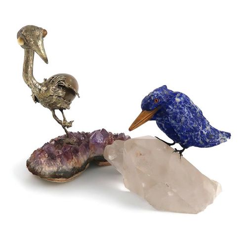 Null 一只铸造鎏金金属器皿的鸟，以及一只硬石雕刻的鸟，其中一只可能是以站立姿势的火烈鸟为模型，有纹理的铸造装饰和抛光的石头，放在一个紫色的水晶底座上，还有一&hellip;