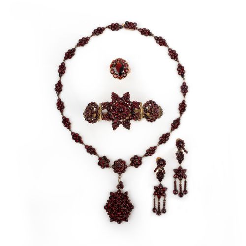 Null No reserve- A collection of garnet jewellery, comprising: a demi-parure of &hellip;