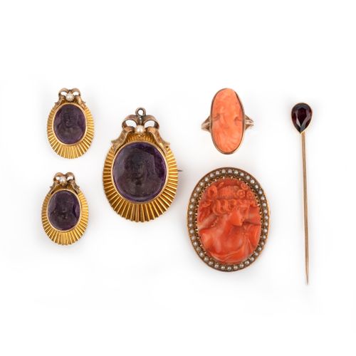 Null A collection of jewels, comprising: a brooch set with an amethyst cameo car&hellip;