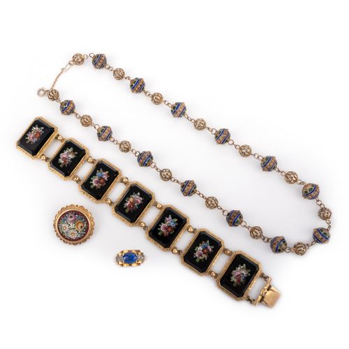 Null Une collection de bijoux, comprenant : une broche en micromosaïque florale &hellip;