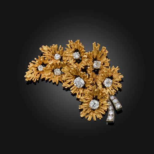 Null Broche en or et diamants, années 1970, conçue comme une gerbe de fleurs en &hellip;