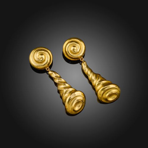 Null Lalaounis, une paire de boucles d'oreilles en or en forme de coquillage, av&hellip;