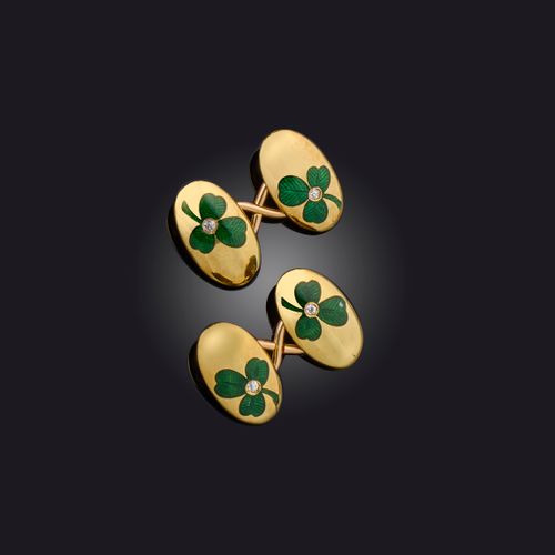 Null 一对爱德华时期的黄金袖扣，每枚袖扣都饰有绿色珐琅三叶草图案，黄金椭圆形底座上镶嵌着一颗钻石，与八字形链节相连、 
最长 2 厘米，盒子