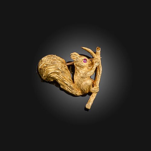 Null Boucheron, Gold- und Rubinbrosche, Mitte 20. Jh., in Form eines Eichhörnche&hellip;