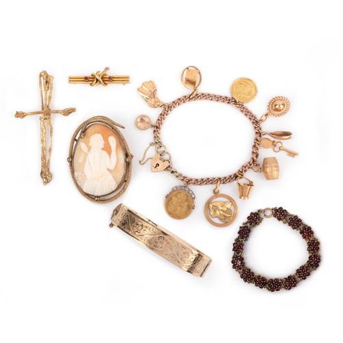 Null A group of jewels including a gold charm bracelet, comprising: a gold charm&hellip;