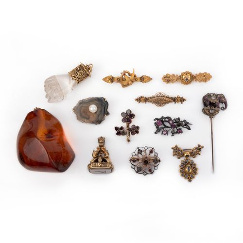 Null A collection of jewels, comprising: a late 18th/early 19th century foliate &hellip;