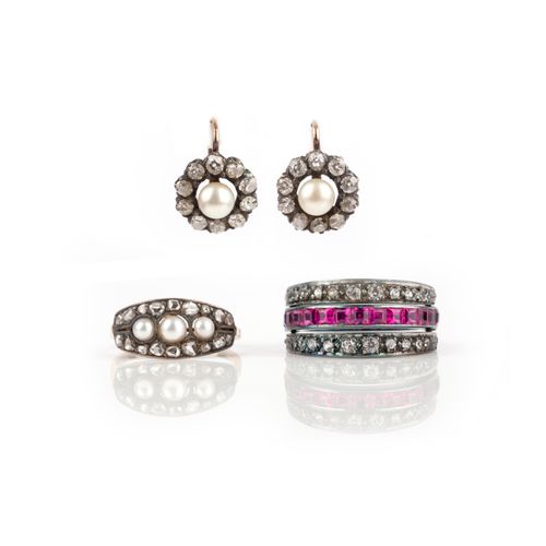 Null No reserve - a pair of earrings and two rings, comprising: a pair of Victor&hellip;