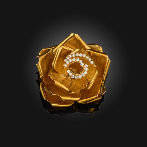 Null Broche en or et diamants, conçue comme une rose en or, les pétales centraux&hellip;