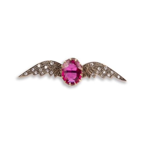 Null Broche en rubis synthétique et ailes en diamant, le rubis synthétique ovale&hellip;
