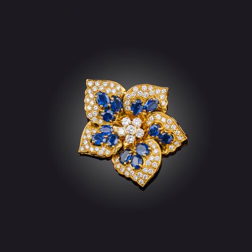 Null Broche fleur en saphir et diamant, sertie de saphirs ovales dans un entoura&hellip;