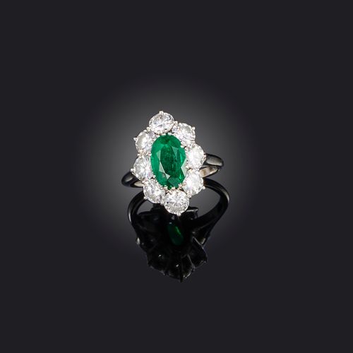 Null Cartier, Smaragd-Diamant-Cluster-Ring, ovaler Smaragd inmitten von Diamante&hellip;