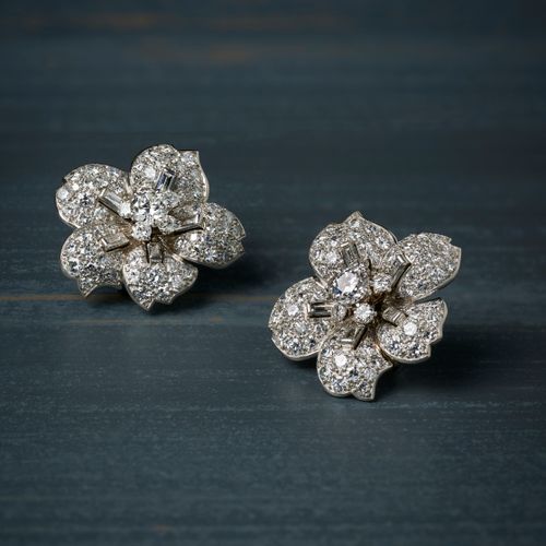 Null Cartier, ein Paar Diamantohrringe, 1950er Jahre, jeweils in Form einer fünf&hellip;