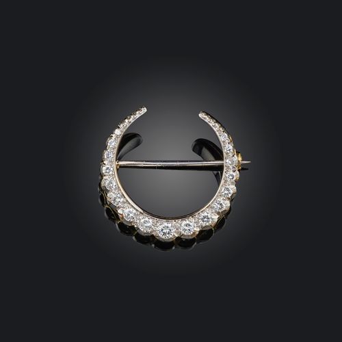 Null Broche en diamant, conçue comme un croissant de lune, sertie d'une ligne de&hellip;