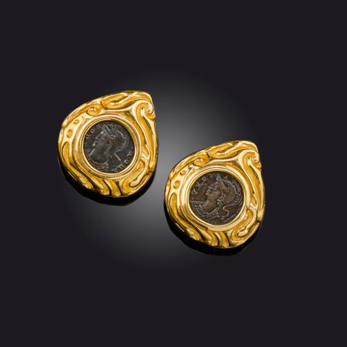 Null 伊丽莎白-盖奇，一对黄金和青铜耳环，约1993年，每枚耳环上都镶嵌有一枚古代青铜硬币，梨形黄金镶座上有抽象雕刻、 
每对耳环长 3.2 厘米，夹子和柱&hellip;