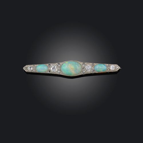 Null Broche en opale et diamant, début du 20e siècle, de forme baroque, sertie d&hellip;