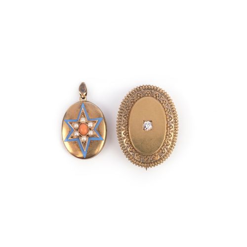 Null A Victorian gold locket pendant, of oval form set with a central coral cabo&hellip;