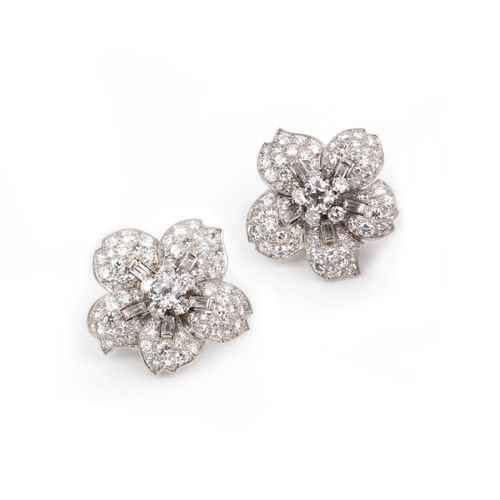 Null Cartier, ein Paar Diamantohrringe, 1950er Jahre, jeweils in Form einer fünf&hellip;