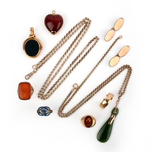 Null Une collection de bijoux en or et en pierre dure, comprenant : un pendentif&hellip;