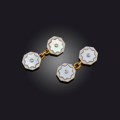 Null 一对珍珠母贝和钻石袖扣，20 世纪早期，每端均为八角形轮廓，以珍珠母贝上的星星图案为中心，镶嵌一颗单颗切割钻石，通过链条连接、 
每端直径 1.2 厘&hellip;