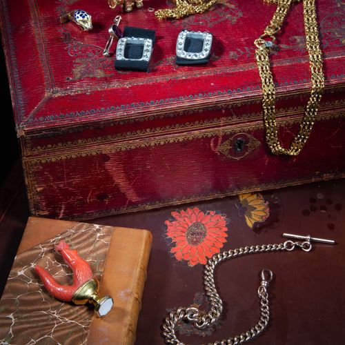 Null 一组服饰珠宝

包括：一对白色金属镶嵌浆糊扣、一条花式链条长链、一枚镶嵌紫色浆糊的金条胸针、一个大象吊坠小盒和一个饰有蓝色珐琅的金豹头袖扣，印记为 7&hellip;