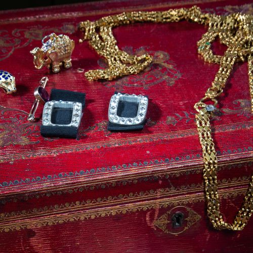 Null 一组服饰珠宝

包括：一对白色金属镶嵌浆糊扣、一条花式链条长链、一枚镶嵌紫色浆糊的金条胸针、一个大象吊坠小盒和一个饰有蓝色珐琅的金豹头袖扣，印记为 7&hellip;