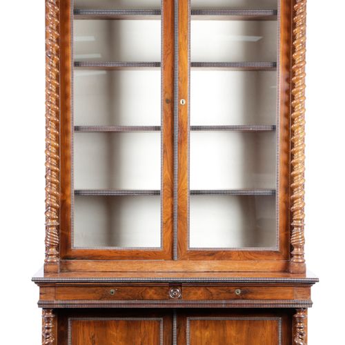 Null λ CONTINENTAL 红木书柜

十九世纪中叶


一对玻璃门上有可调节的书架，两侧有螺旋扭转的圆柱，底座上有一对抽屉和一对镶板柜子，整体饰有波&hellip;