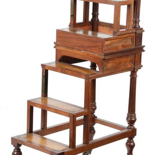 Null 一套维多利亚红木变形图书馆台阶 

十九世纪末


书桌形式，铰链皮质桌面可变为六条皮质踏板，黄铜脚轮上有凹槽的圆柱支撑


高 81.4 厘米、宽 &hellip;