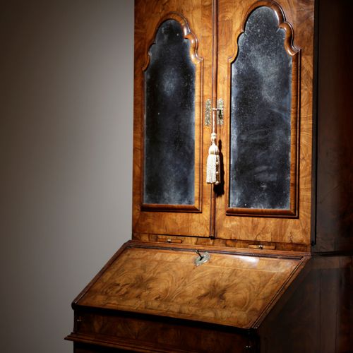 Null 精美的威廉和玛丽胡桃木办公书柜

C.1700


一对带拱形斜角板的镜面门上方有模制的飞檐，门内有书架、鸽子笼和抽屉，上方有一对蜡烛滑轨，书柜正面有&hellip;