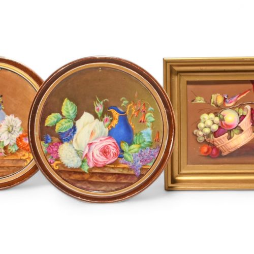 Null 一对英国瓷圆牌，19世纪，绘有蔷薇花、丁香花和大丽花，放置在装饰性桌面上；一个英国瓷方牌，绘有一只五彩缤纷的小鸟，停在一个装满葡萄和其他水果的倾斜篮子&hellip;