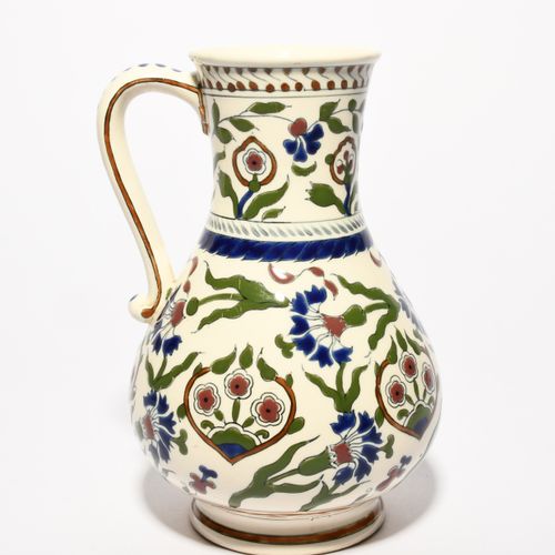 Null 19 世纪晚期的佐尔奈伊兹尼克风格壶，以典型的蓝色、绿色和暗红色为基调，绘有康乃馨和其他花卉图案，有印花和压印标记，20.8 厘米。