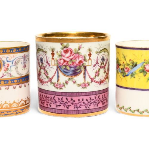 Null 三个塞夫勒咖啡罐（gobelets litron），约 1779-1800 年，最大的一个绘有粉色玫瑰，周围是叶状卷轴，上面有一条紫色边带，另一个在正&hellip;
