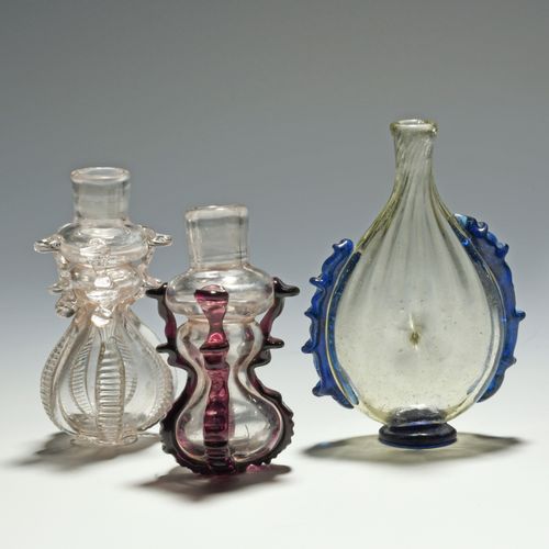 Null Drei kontinentale Glasduftflaschen, spätes 18. Jahrhundert, eine abgeflacht&hellip;