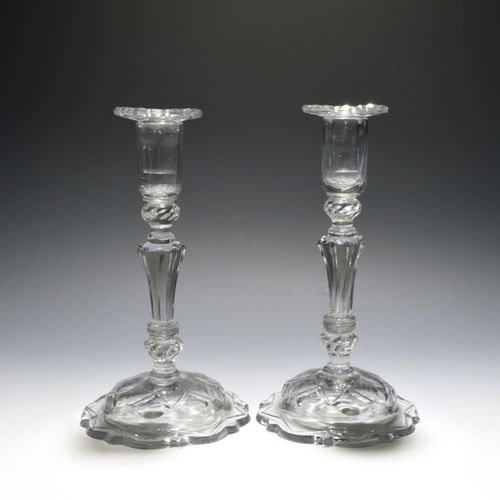 Null Une paire de chandeliers en verre, vers 1770, avec des appliques moulées et&hellip;