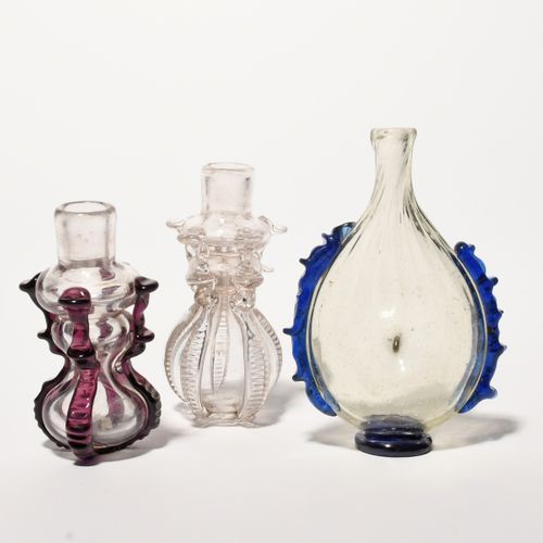Null Tres frascos continentales de vidrio para perfumes, finales del siglo XVIII&hellip;