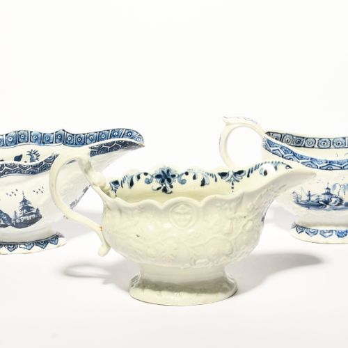 Null Tres salseras de porcelana inglesa azul y blanca, c.1770-80, una de Seth Pe&hellip;