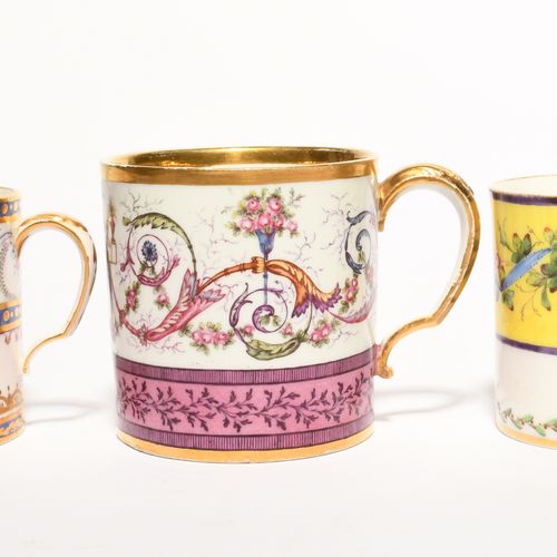 Null 三个塞夫勒咖啡罐（gobelets litron），约 1779-1800 年，最大的一个绘有粉色玫瑰，周围是叶状卷轴，上面有一条紫色边带，另一个在正&hellip;