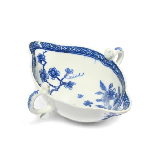 Null A rare Bow blue and white two-handled sauceboat, c.1750-52, painted in a br&hellip;