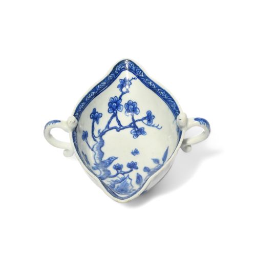 Null Rara salsiera Bow a due manici in bianco e blu, 1750-52 circa, dipinta in b&hellip;