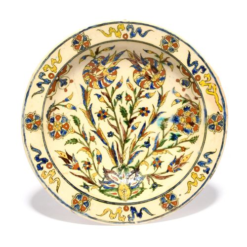 Null 一个库塔希亚伊兹尼克风格的盘子，18 世纪晚期/19 世纪，用蓝色、绿色、锰色、黄色和陶土红大胆地绘制了花和叶的正式排列、 
有些损坏和修复，26.8&hellip;
