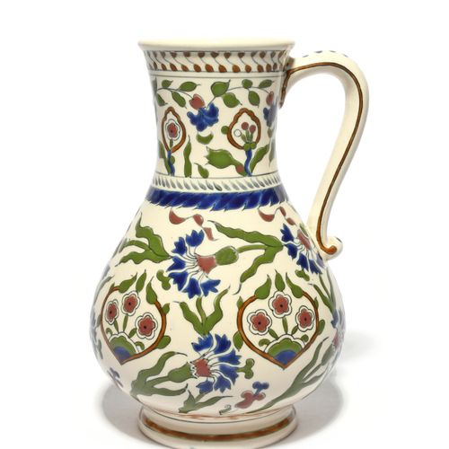 Null 19 世纪晚期的佐尔奈伊兹尼克风格壶，以典型的蓝色、绿色和暗红色为基调，绘有康乃馨和其他花卉图案，有印花和压印标记，20.8 厘米。