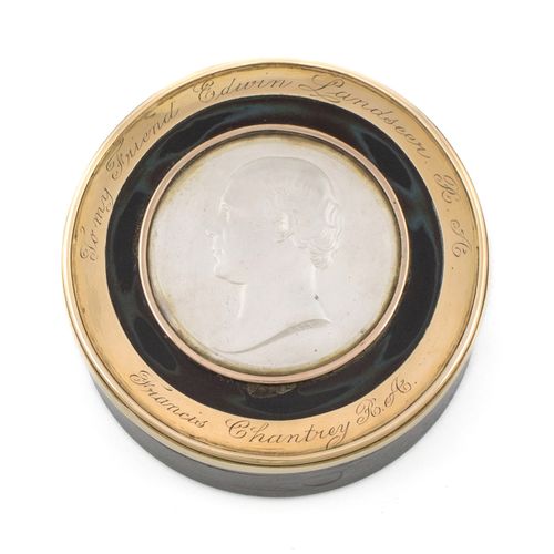 Null Caja de rapé lacada y dorada del siglo XIX con relieve de plata, 
el reliev&hellip;