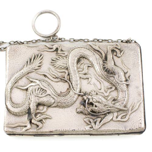 Null 一个 19 世纪晚期的中国银卡盒/钱包、
无标记、

长方形，点锤背景上压印龙纹，带链条和戒指，后期内衬，长 10.2 厘米，重约 3.5 盎司。 
&hellip;