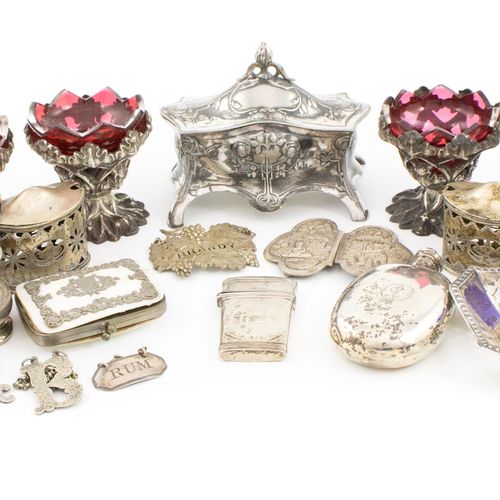 Null Un lotto misto,
comprendente oggetti in argento: un set di quattro saliere &hellip;