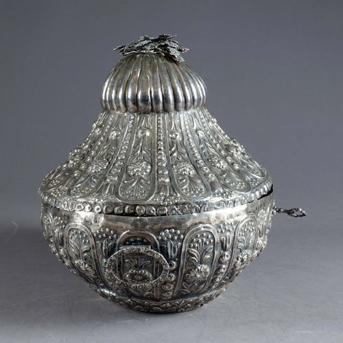 Rare boîte à bijoux Ottomane de forme ovale. A deux prises latérales en anneau. &hellip;